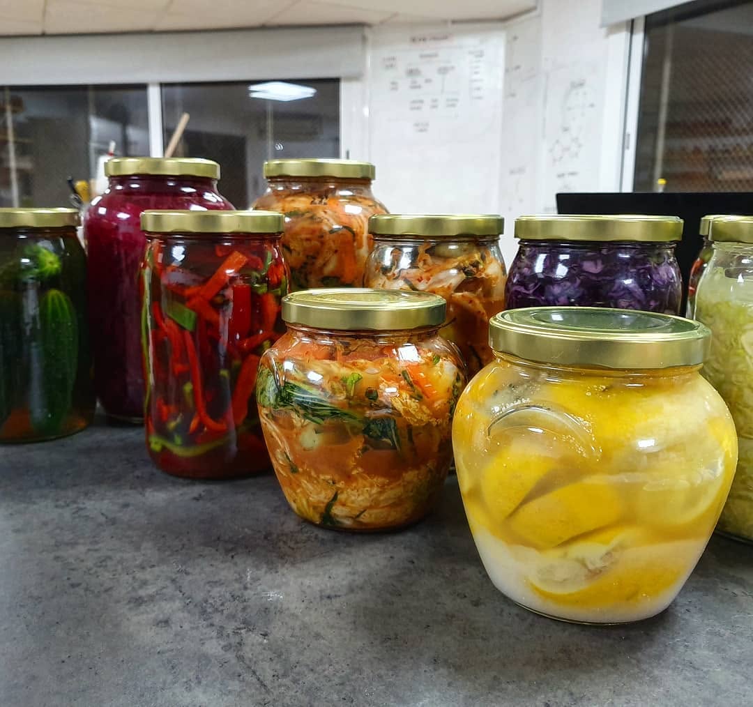 Tarros de vidrio con distintos fermentados vivos elaborados en el Instituto de la Fermentación