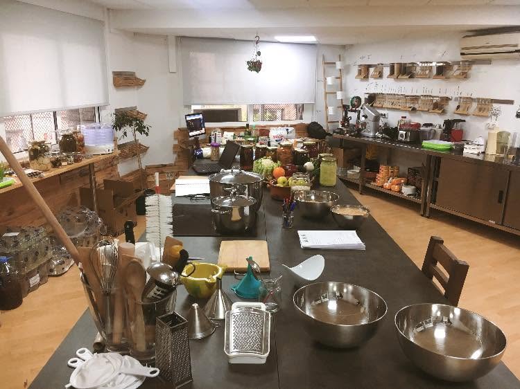 Cocina taller del Instituto de la Fermentación con tarros, cazuelas y utensilios preparados para una sesión