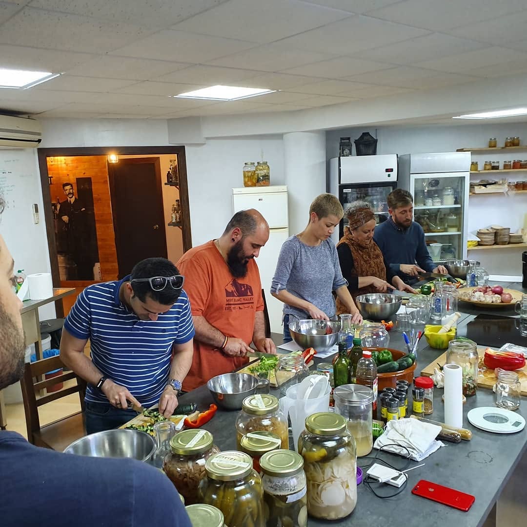 Alumnos elaborando fermentados y conservas durante un taller del Instituto de la Fermentación